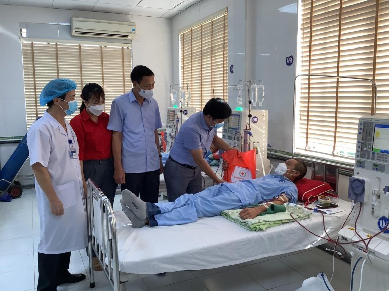 Trao tặng quà cho bệnh nhân chạy thận nhân tạo và ủng hộ “Bếp ăn tình thương”