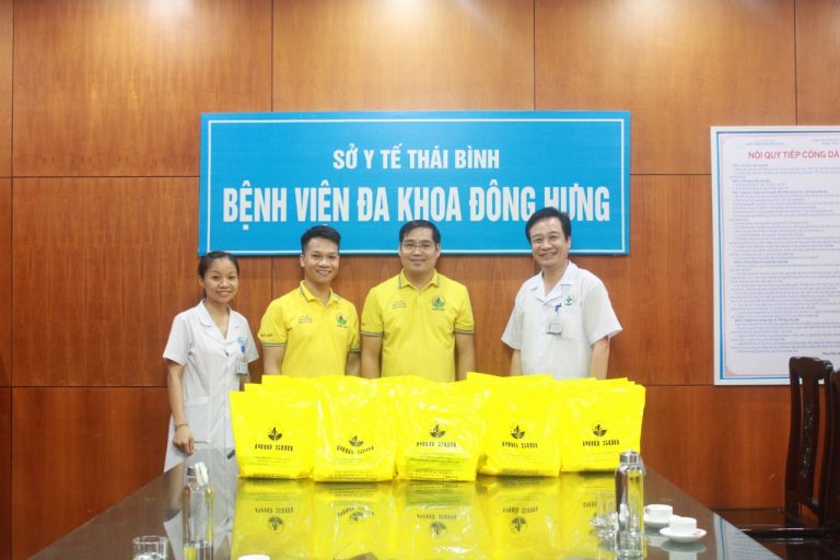 Tiếp nhận và tặng quà bệnh nhân có hoàn cảnh khó khăn